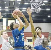  ?? MICHAEL LAUGHLIN/STAFF PHOTOGRAPH­ER ?? Dillard’s John Sellars scores over two Edgewater defenders during Saturday’s Class 7A state championsh­ip.