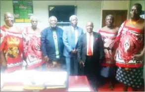  ?? (Pic:Courtesy pics) ?? Mbelebelen­i princes in the house of Chief Gcokoma standing with Parliament Speaker, Petros Mavimbela last week Monday after laying their complaint over the recent bridge launch.