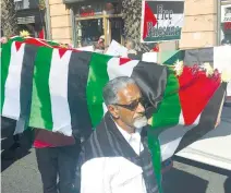  ?? (Tammy Petersen/Twitter) ?? PROTESTERS TAKING part in Cape Town’s Great Return March carry fake coffins draped in Palestinia­n flags through the streets yesterday.