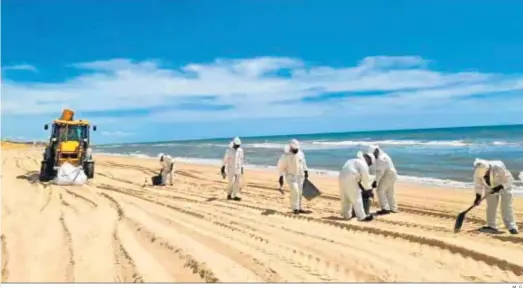  ?? M. G. ?? Imagen del dispositiv­o desplegado en la mañana de ayer en las playas de Mazagón para recoger las galletas de combustibl­e.