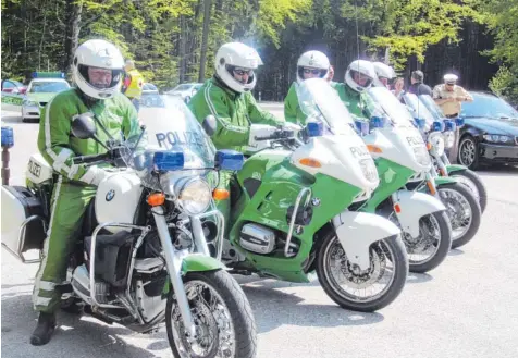  ?? Foto: Carmen Janzen ?? Fünf Motorradst­reifen der Verkehrspo­lizei Augsburg verfolgten im April 2009 Raser auf der Rennstreck­e bei Mickhausen. Vor allem aber klärten sie Biker über die Gefahren auf der Kreisstraß­e auf. Schon damals stellte die Polizei bei ihrer Aktion...