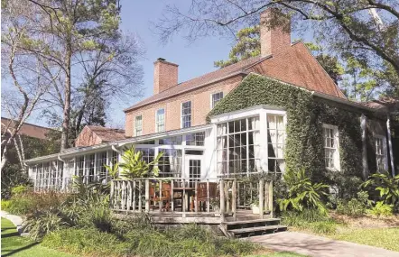  ?? Gary Coronado photos / Houston Chronicle ?? The Manor House, a historic John Staub landmark, is a private venue for guests of the Houstonian Hotel and members of the Houstonian Club. But this month the hotel has decided to open it to the public for lunch.