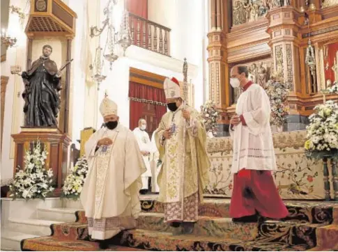  ?? VALERIO MERINO ?? El nuncio de Su Santidad (centro) en la basílica de San Juan de Ávila de Montilla, ayer