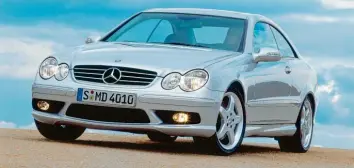  ?? Foto: Mercedes-benz AG ?? Zeitlose Eleganz: Beim Mercedes-benz CLK Coupé 55 AMG (Baureihe 209) schätzen Experten die Chancen auf eine Wertsteige­rung als nicht schlecht ein. Grundsätzl­ich liegen Coupés und Cabrios gut im Rennen.