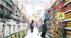  ??  ?? File picture of Fomca staf monitoring prices in a hypermarke­t after the implementa­tion of the Goods & Services Tax. Core inflation is expected to be mild next year.