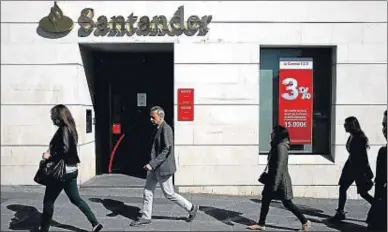  ?? JUAN MEDINA / REUTERS ?? El banc que presideix Ana Botín tenia 3.467 oficines operatives a Espanya a finals del 2015