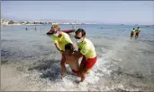  ??  ?? Démonstrat­ion d’un secours par les nageurs sauveteurs, hier matin, plage de la Salis à Antibes.