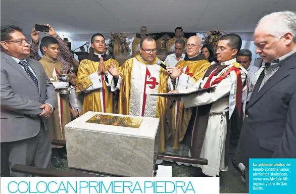  ??  ?? La primera piedra del templo contiene varios elementos simbólicos, como una Medalla Milagrosa y otra de San Benito.