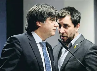  ?? ARIS OIKONOMOU / AFP ?? Carles Puigdemont y Toni Comín en una rueda de prensa celebrada en Buselas