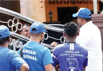  ?? — Bernama photo ?? Sivaraj (right) speaks to a voter while campaignin­g door-to-door at Kampung Padang.