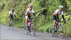  ?? ARI GANESA/JAWA POS ?? TEGUH: Celine Cecylia (tengah) adalah anggota KRAFT yang tangguh dalam menaklukka­n tanjakan-tanjakan menantang. Dia adalah finisher pertama kategori perempuan di Jawa Pos Cycling Bromo 100 Km 2016.