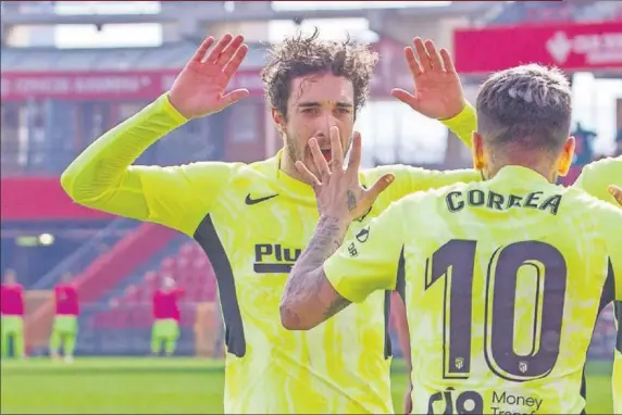  ??  ?? Vrsaljko y Marcos Llorente corren a felicitar a Correa tras marcar el 1-2, a la postre el gol del triunfo del Atlético.