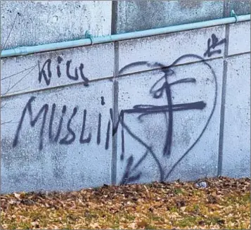  ?? COURTESY OF KODY KIRK ?? Anti-Muslim scrawl mars base of walkway to Randalls Island at E. 103rd St. in East Harlem.