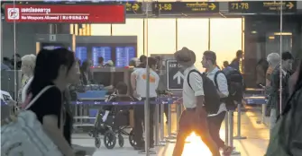  ?? PATTANAPON­G HIRUNARD ?? Passengers walk at Don Mueang airport. An IATA report says global airfares have been falling significan­tly since 2014.