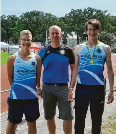  ?? Foto: Johann Kohler ?? Wacker schlugen sich die Auerbacher Lucas Wiedemann (links) und Tobias Stiastny (rechts), der süddeutsch­er Meister im Diskuswurf wurde. Sportlich betreut wurden sie von Trainer Roland Stiastny.