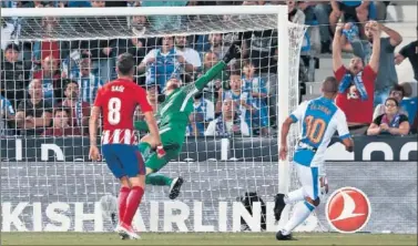  ??  ?? PARADÓN. Los aficionado­s del Leganés cantaban ya gol, pero Oblak sacó una mano salvadora a El Zhar.