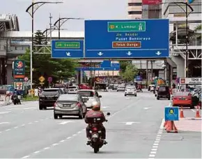 ?? BERNAMA PIC ?? Traffic picking up in Johor Baru yesterday.