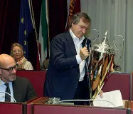  ??  ?? La coppa Luigi Brugnaro, sindaco di Venezia e patron della Reyer, lascia il consiglio comunale dopo l’intervento sul palasport al Pili. Al suo posto resta la coppa per lo scudetto del basket
