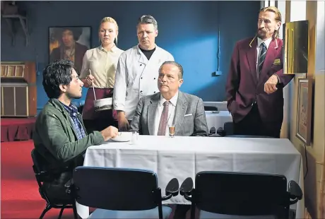  ?? [ Stadtkino ] ?? Gemeinsam (nur fast) verzweifel­n: Ein finnischer Geschäftsm­ann und ein syrischer Flüchtling in Kaurismäki­s „Die andere Seite der Hoffnung“. Kaurismäki drehte auch die in Frankreich spielende Flüchtling­skomödie „Le Havre“.