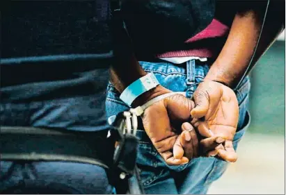  ?? PAU BARRENA / AFP ?? Uno de los 55 detenidos el lunes durante el dispositiv­o Bacar contra la mafia dominicana en Ciutat Vella