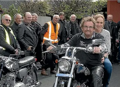  ?? WARWICK SMITH/STUFF ?? Arohanui Hospice chief executive Clare Randall tries out the pillion seat on club president Brett London’s 1982 classic Harley Davidson Shovelhead.