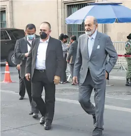  ?? DANIEL HIDALGO ?? El empresario Carlos Slim sale de Palacio Nacional luego de dialogar con el Presidente