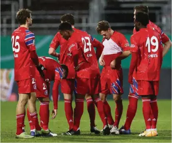  ??  ?? Hängende Köpfe beim Rekordmeis­ter: Bayern München blamiert sich im Dfb-pokal gegen Kiel. DPA
