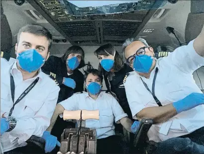  ?? PVG CREW ?? Los pilotos que aún vuelan estos días también tienen que tomar medidas de protección