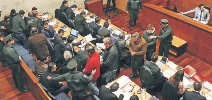  ?? FOTO: RICHARD ULLOA ?? ►► Los imputados durante la audiencia de formalizac­ión realizada en el Séptimo Juzgado de Garantía de Santiago.