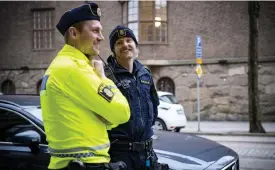  ?? ?? Joakim Bromander och Douglas Nydegård Hedberg jobbar som trafikpoli­ser i Göteborg. Bland annat arbetar de med hastighets­övervaknin­g, felbeteend­e i trafiken, fordonsbri­ster, nykterhets­kontroller och mot de grovt kriminella som vistas på vägarna.