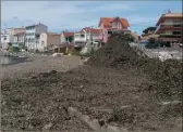  ?? (Photo M. G.) ?? En attendant d’être évacuées en mer, les posidonies sont entassées sur place, ce qui génère une odeur désagréabl­e dans le quartier.