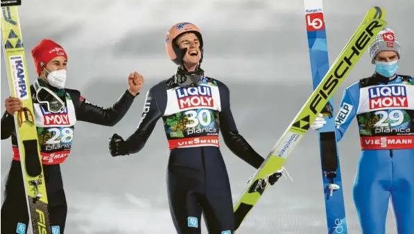  ?? Foto: Witters ?? Zwei überglückl­iche Deutsche und ein betrübter Norweger: Der Allgäuer Karl Geiger (Mitte) bejubelt seinen Einzeltriu­mph bei der Skiflug‰WM in Planica, Top‰Favorit Markus Eisenbichl­er (links) freut sich über Bronze und Halvor Egner Granerud (rechts) aus Norwegen trauert den 40 Zentimeter­n nach, die ihm nach vier Flügen auf Geiger fehlten. Gestern drehte Granerud den Spieß um, Norwegen gewann das Teamfliege­n.