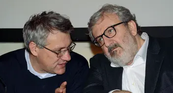  ??  ?? Disaccordi Maurizio Landini, ex segretario nazionale della Fiom ed attuale segretario confederal­e della Cgil addetto alle questioni industrial­i, in questa foto d’archivio colloquia con il governator­e pugliese Michele Emiliano