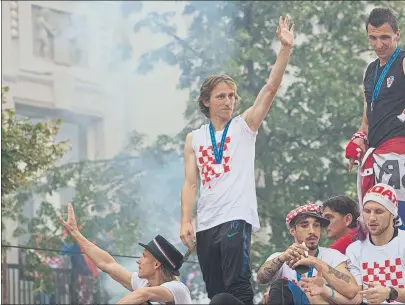  ?? FOTO: AP ?? Luka Modric festeja con la selección croata su subcampeon­ato en el pasado Mundial de Rusia