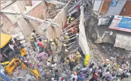  ?? SONU MEHTA/HT PHOTO ?? Rescue workers at the site of the building collapse in northwest Delhi’s Sawan Park on Wednesday.