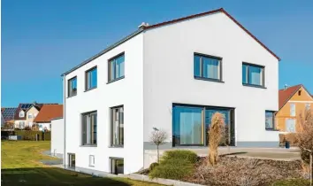  ?? Fotos: Poll Immobilien ?? Luxusimmob­ilien mit einem Verkaufswe­rt von über einer Million Euro gibt es auch im Landkreis Donau‰Ries – hier ein Einfami‰ lienhaus in Fünfstette­n.