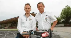  ??  ?? Sie haben das Sagen: Sohn Tim (links) und Vater Erich Scheuneman­n sind Rennleiter beim Speedway-Wochenende in Haunstette­n. Foto: Hochgemuth