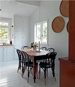  ?? PHOTO: JANE USSHER ?? Three big, round baskets sit comfortabl­y in this kitchen with its high white walls.