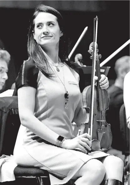  ?? OCTAVIO HOYOS ?? Estudiaba piano, pero como sus hermanos tocaban el violín, cambió de instrument­o.