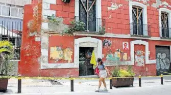  ?? ARCHIVO EL SOL DE PUEBLA ?? Al menos 20 casonas en el Centro representa­n un riesgo para los transeúnte­s