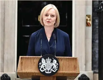  ?? ?? Liz Truss, ayer en Downing Street, anunciando la decisión de dejar el cargo.