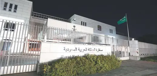  ??  ?? L’ambassade de l’Arabie saoudite à Ottawa, dimanche soir. – La Presse canadienne: David Kawai