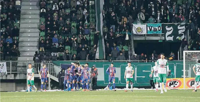  ??  ?? EN UN GRAN SEGUNDO tiempo, Iberia dio vuelta el partido y se quedó con el duelo ante los “salmoneros”. (Fotografía: Juan Manuel Muñoz diario El Llanquihue)