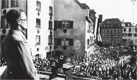  ?? FOTO: LAUTERWASS­ER, ÜBERLINGEN ?? Die historisch­e Aufnahme zeigt, wie Kreisleite­r Alfons Hafen zum ersten Mal in Überlingen spricht.