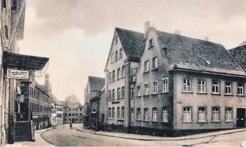  ?? FOTO: SCHWABENVE­RLAG ?? In diesen beiden Häusern (rechts) in Ellwangen war der Schwabenve­rlag untergebra­cht, der lange Zeit die „Ipfund Jagst-Zeitung“verlegt hat. Bis zu 50 Mitarbeite­r waren hier beschäftig­t. Das Foto ist einer Publikatio­n des Schwabenve­rlags aus dem Jahr...