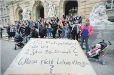  ?? FOTO: ALEXANDER KAYA ?? Die Demonstran­ten vor dem Ulmer Landgerich­t.