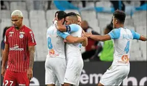  ??  ?? Les Marseillai­s ont bien su réagir après l’ouverture du score de Lala (à g.).