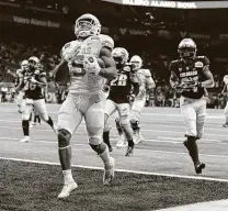  ?? Kin Man Hui / Staff photograph­er ?? Texas freshman Bijan Robinson cruises to his second of three touchdowns Tuesday, a feat accomplish­ed on just 12 touches.