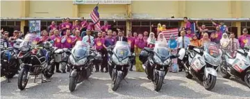  ??  ?? AHLI STBC bersama guru dan pelajar asrama pada program Konvoi Kembara Kibar Jalur Gemilang di SMK Tinggi, Klang, semalam.