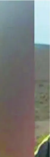  ??  ?? Imagen del vídeo grabado por el agente Brian Hastings al niño abandonado en la frontera sur